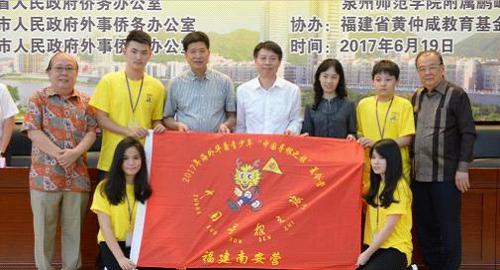 中國僑網(wǎng)劉良輝授營旗,。