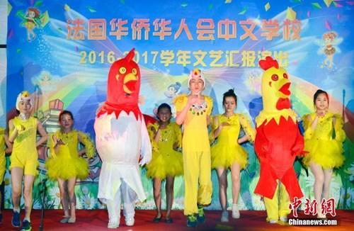 中國僑網(wǎng)6月24日,,法國華僑華人會為慶祝其中文學(xué)校成立45周年,,在巴黎首次舉行大型文藝匯演,,各年齡段的華校子弟通過豐富多彩的文藝節(jié)目和才藝表演展示學(xué)校在中文教育、興趣教育上的成果,。中新社記者 龍劍武 攝