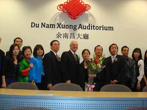 中國(guó)僑網(wǎng)余建強(qiáng)(前排左四)及其家族一直熱心公益,,“孔子學(xué)院”以他父親名字余南昌命名的大廳,。(美國(guó)《世界日?qǐng)?bào)》/余建強(qiáng)提供)