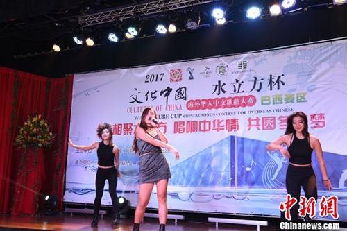 中國僑網(wǎng)資料圖:巴西華裔女歌手諸思瑤(中)演唱,。中新社記者 莫成雄 攝
