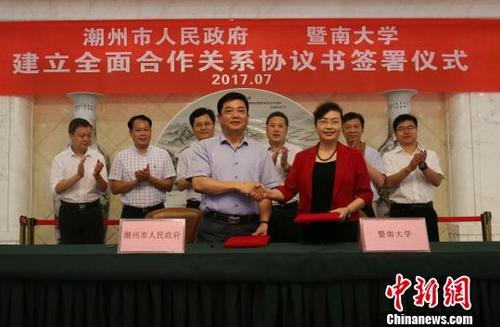 中國僑網(wǎng)暨南大學(xué)和潮州市12日簽署協(xié)議全面合作,。 陳啟任 攝