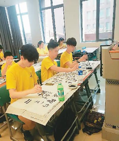 中國僑網(wǎng)孩子們一筆一畫地體驗(yàn)中國書法的魅力,。謝署光攝