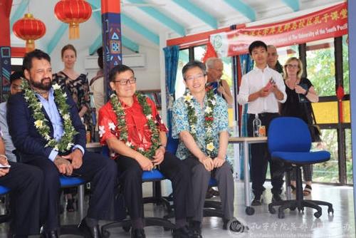 中國僑網(wǎng)嘉賓們?cè)趲炜巳簫u孔子課堂,。(國家漢辦網(wǎng)站圖片)
