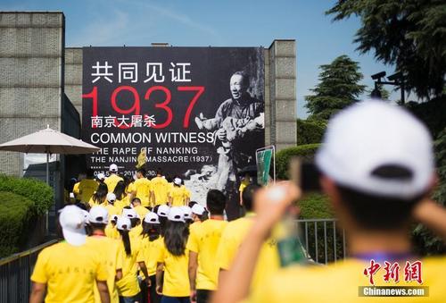中國(guó)僑網(wǎng)7月19日,,來(lái)自美國(guó),、加拿大、德國(guó),、西班牙等十幾個(gè)國(guó)家和地區(qū)的近千名華裔師生走進(jìn)侵華日軍南京大屠殺遇難同胞紀(jì)念館,,向南京大屠殺死難者敬獻(xiàn)花圈,緬懷逝者,。中新社記者 泱波 攝