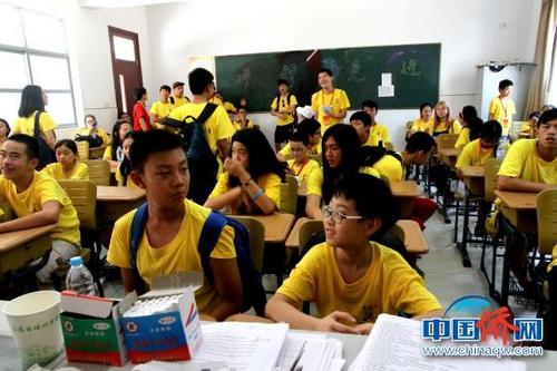 中國僑網(wǎng)圖為華裔青少年在江蘇揚州誦讀古典名著,?!〈藜衙鳌z