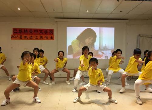 中國僑網(wǎng)學生表演中國武術(shù),。(法國《歐洲時報》/步瀟瀟 攝)