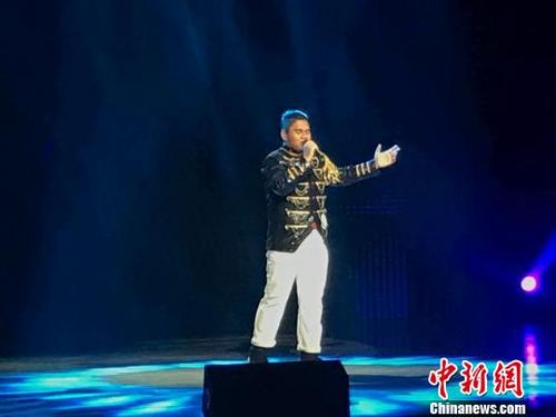 中國僑網(wǎng)陳學楊演唱《等待》 馬秀秀 攝