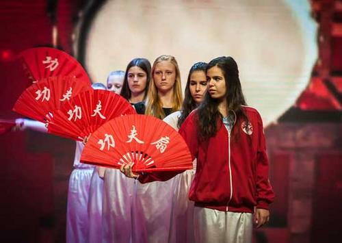 中國僑網(wǎng)比利時中學(xué)生在“漢語橋”閉營儀式上表演功夫扇。