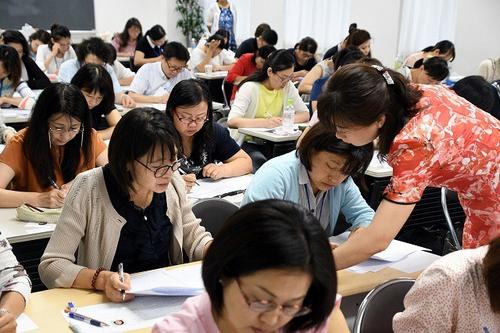 中國僑網(wǎng)認(rèn)真學(xué)習(xí)漢語,。(日本《中文導(dǎo)報》)