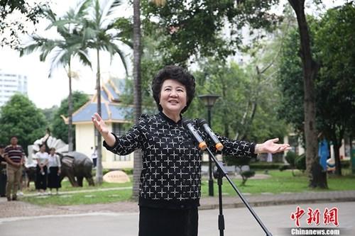 中國(guó)僑網(wǎng)9月11日,中國(guó)國(guó)務(wù)院僑務(wù)辦公室主任裘援平抵達(dá)廣西南寧,,出席即將開幕的第十四屆中國(guó)—東盟博覽會(huì),,剛下飛機(jī)她便赴國(guó)務(wù)院僑辦華文教育基地——廣西華僑學(xué)校調(diào)研,與東盟華裔留學(xué)生交流,。 中新社記者 翟李強(qiáng) 攝