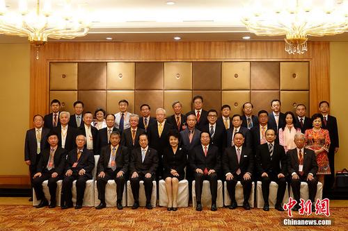 中國僑網9月27日,北京華文學院召開第二屆董事會第一次會議,。國僑辦主任裘援平、黨組書記許又聲出席,。圖為全體與會人員合影。 中新社記者 付強 攝