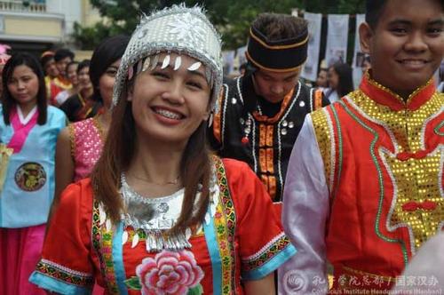 中國僑網(wǎng)身著民族服飾的菲律賓女孩,。(國家漢辦網(wǎng)站圖片)