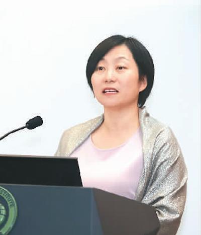 中國僑網鄧瀅在孔子學院開放日演講。