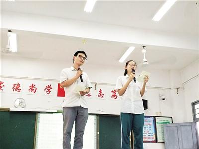 中國(guó)僑網(wǎng)徐永清(左)和學(xué)生李雨葳(右)朗誦徐老師原創(chuàng)詩歌《賭》。