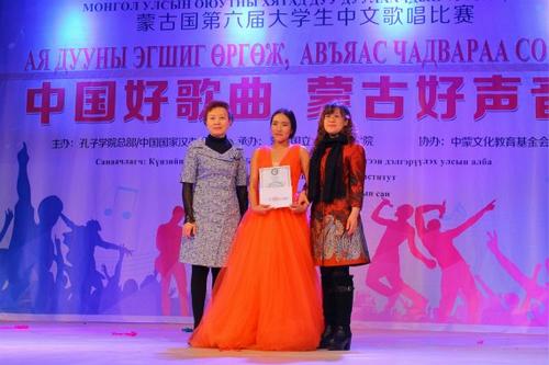 中國僑網(wǎng)蒙古國立大學(xué)的選手阿奴金以用中文深情演唱的《烏蘭巴托之夜》打動(dòng)了全場觀眾,獲得比賽冠軍,。