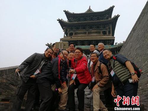 中國僑網(wǎng)海外華校校董在平遙古城合影留念,?!罱苡ⅰz