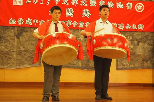 中國(guó)僑網(wǎng)開(kāi)場(chǎng)學(xué)生表演打鼓,。王一楠 攝