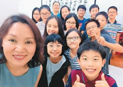 中國(guó)僑網(wǎng)圖為汪潔(左一)和她的學(xué)生們。 資料圖片