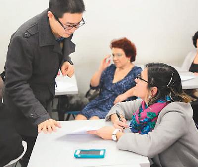 中國僑網(wǎng)墨西哥青年領(lǐng)袖來華研修團(tuán)正在體驗(yàn)漢語課