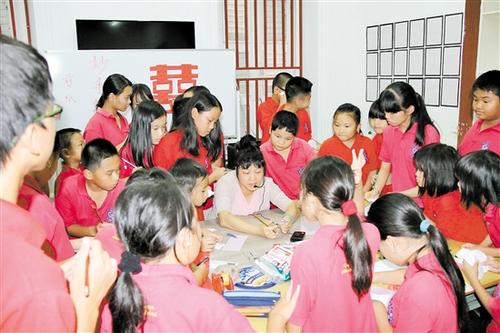 中國僑網(wǎng)黎藝青與學(xué)生在一起,。