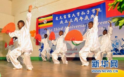 中國僑網(wǎng)11月25日,,在烏干達(dá)首都坎帕拉麥克雷雷大學(xué),,烏干達(dá)孔子學(xué)院學(xué)生表演太極扇《中國功夫》。新華社發(fā)(約瑟夫·基恭杜 攝)