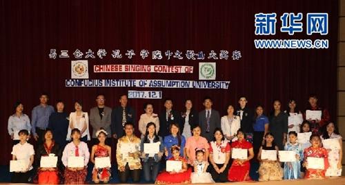 中國僑網(wǎng)圖為易三倉大學(xué)孔子學(xué)院舉辦中文歌曲大獎(jiǎng)賽獲獎(jiǎng)選手合影。12月1日,,位于曼谷的易三倉大學(xué)孔子學(xué)院舉辦中文歌曲大獎(jiǎng)賽,,吸引了全泰國42所學(xué)校的128名學(xué)生參賽。記者 汪瑾 李欣瑩 攝