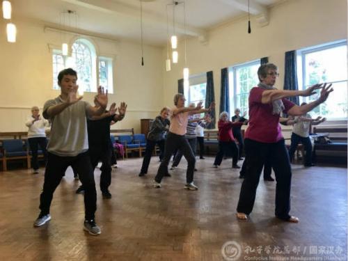 中國僑網(wǎng)孔院教師教授太極拳。