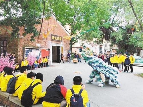 中國僑網(wǎng)華裔青少年欣賞威猛靈動的鶴派獅藝表演。