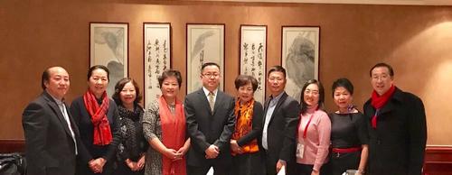 中國僑網(wǎng)圖為邱立國為米蘭龍甲中文學(xué)校頒發(fā)“優(yōu)秀集體”證書,。