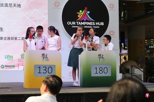 中國僑網(wǎng)去年小學組冠軍是伊麗沙白公主小學,,隊員杜俊洋(右起),、邱新宇和楊婕渝聽到主持人宣布他們獲勝后,,感到難以置信,。(新加坡《聯(lián)合早報》檔案照片)