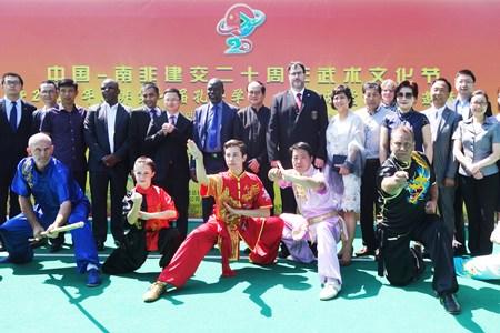 中國僑網(wǎng)出席活動的來賓與中南武術(shù)選手合影,。