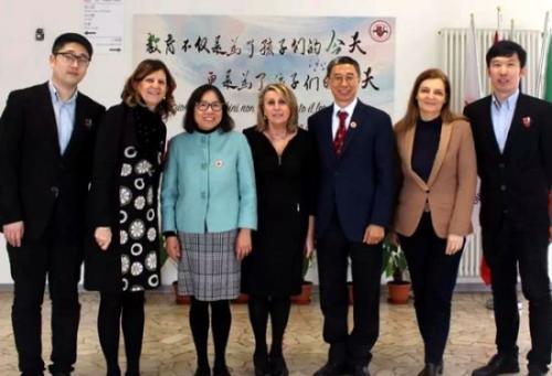 中國僑網(wǎng)中意國際學(xué)校教師和威尼托大區(qū)教育局出席研討會(huì)的領(lǐng)導(dǎo)合影。(意大利歐聯(lián)網(wǎng))