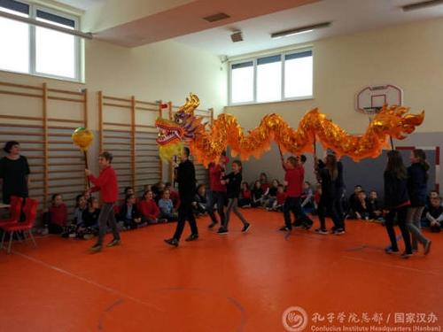 中國僑網(wǎng)學生們體驗舞龍。