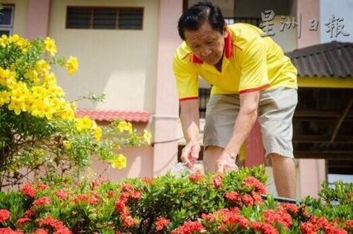 中國僑網(wǎng)顏容力在學(xué)生放學(xué)后才到校,,避免影響學(xué)生上學(xué)。(馬來西亞《星洲日報(bào)》)