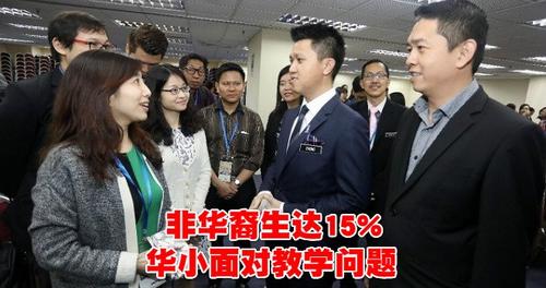 中國僑網(wǎng)張盛聞(右2)與出席研討會的學(xué)者交流,。(馬來西亞《詩華日報》)