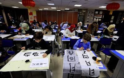 中國(guó)僑網(wǎng)書(shū)法比賽現(xiàn)場(chǎng)。
