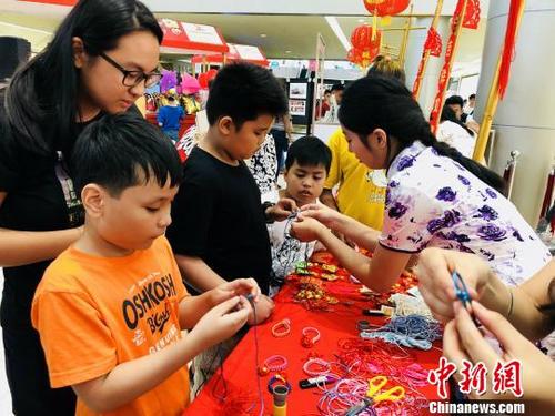 中國僑網(wǎng)圖為菲律賓孩童學(xué)習(xí)編制中國結(jié),。 樊蓉 攝