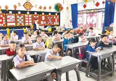 中國僑網(wǎng)泰國崇華新生華立學(xué)校的一年級學(xué)生正在上中文課,。