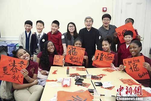 中國僑網(wǎng)資料圖:中美兩國小學(xué)生體驗(yàn)中國傳統(tǒng)文化,。 中新社記者 廖攀 攝