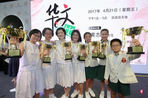 中國僑網(wǎng)去年舉辦的第四屆華文大比拼,南洋女子中學(xué)和伊麗莎白公主小學(xué)分別奪得中學(xué)組和小學(xué)組的冠軍,。(新加坡《聯(lián)合早報》檔案照片)