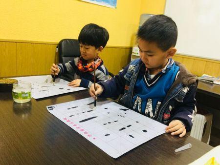 中國僑網(wǎng)西班牙愛華中文學(xué)校的學(xué)生在練習(xí)寫書法,。(西班牙《歐華報》)