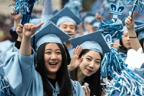 中國(guó)僑網(wǎng)2016年5月18日,,在美國(guó)紐約,,幾名中國(guó)留學(xué)生參加哥倫比亞大學(xué)畢業(yè)典禮。新華社記者 李木子 攝