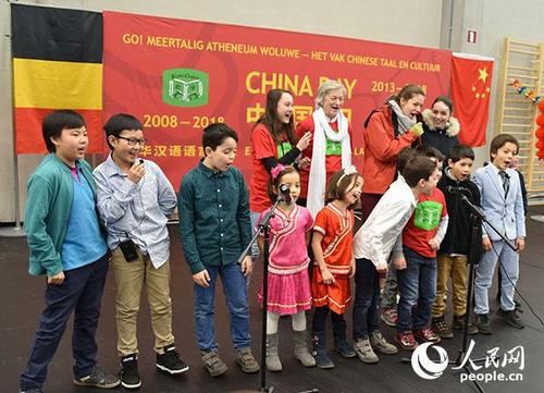 中國僑網(wǎng)歐華漢語語言學(xué)校的學(xué)生們縱情歌唱中國歌曲。