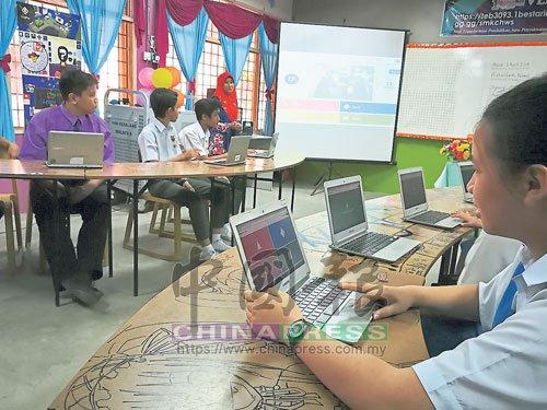 中國僑網(wǎng)學(xué)生在老師指導(dǎo)下,,在“青蛙課室”體驗青蛙虛擬學(xué)習(xí)模式的愉快學(xué)習(xí)環(huán)境。(馬來西亞《中國報》)
