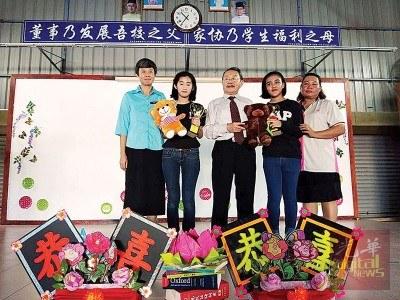 中國僑網2017年公益模范生與校長和校董合影。(馬來西亞《光華日報》)