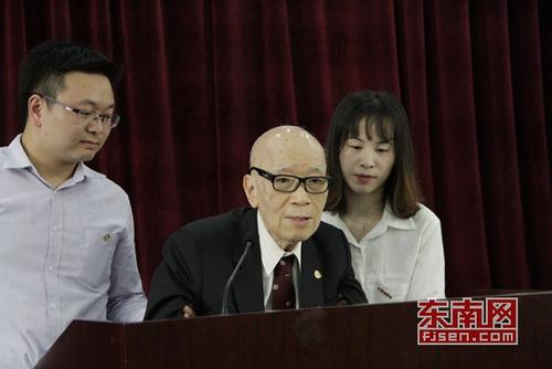 中國僑網(wǎng)香港名醫(yī)莊善春老先生親臨儀式現(xiàn)場,。(吳天適 攝)
