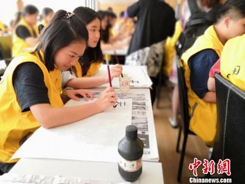 中國僑網(wǎng)4月10日,泰國華裔青少年在江西鷹潭龍虎山華泉小村傳習中國書法,、寫中國字,。 金心 攝