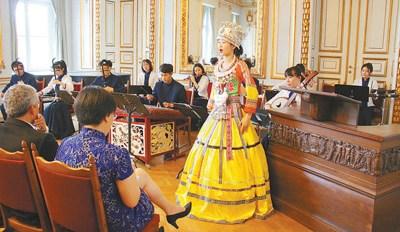 中國(guó)僑網(wǎng)中國(guó)人民大學(xué)學(xué)生民樂(lè)團(tuán)在萊比錫孔院10周年慶典現(xiàn)場(chǎng)表演,。 本報(bào)記者 馮雪珺攝