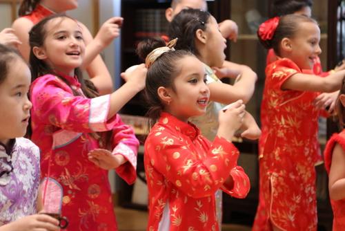 中國僑網(wǎng)孔子課堂學(xué)生表演茶藝歌曲“以茶會友”。(美國《世界日報》)