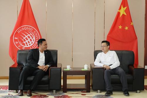 中國僑網(wǎng)徐西鵬與莊禮厚交談,。